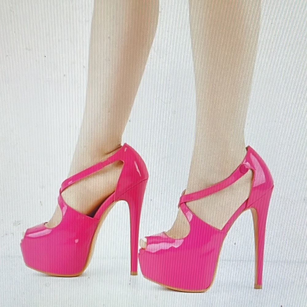 NWOT Peep toe platform cross cross high heeled sandals 8